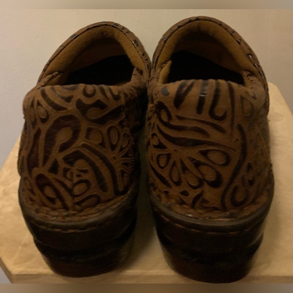 B.O.C BORN PEGGY Women’s Clogs Brown Tumbled Tooled Leather Slip On Shoe Size 9 - Picture 5 of 8